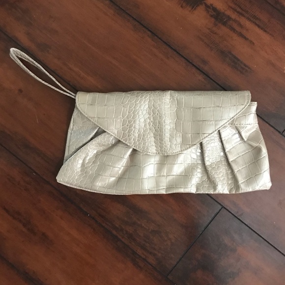 Adorable snakeskin pattern wristlet - Picture 2 of 4
